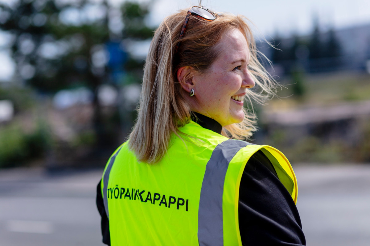 Pantapaidassa ja huomioliivissä liikkuessaan Sanna Uusitalo on kirkon kasvot. Hänelle kerrotaan esimerkiksi rippikoulumuistoja.