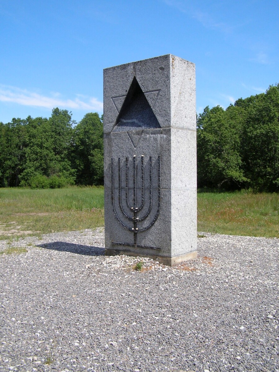 Kloogan keskitysleirillä on holokaustin muistomerkki. Kuva: Sander Säde / Wikimedia Commons