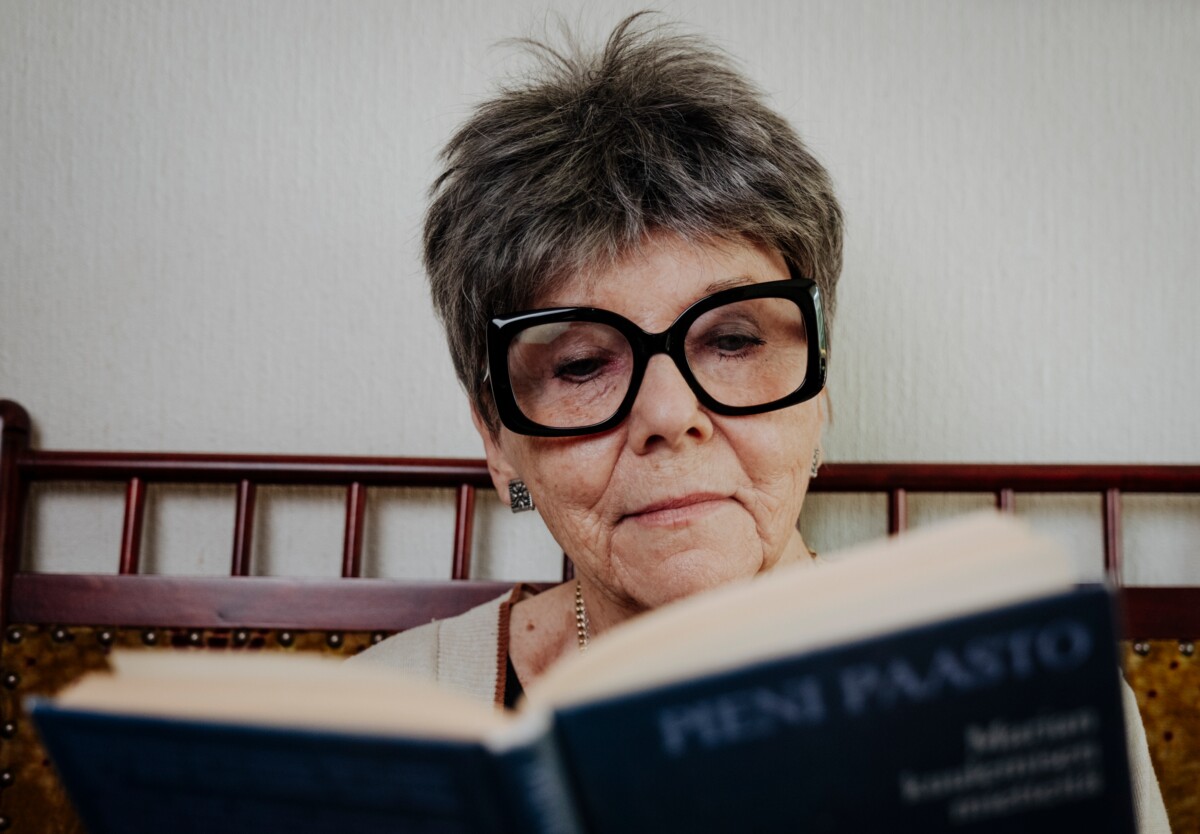 Päivi Huuhtanen-Somero oli paikalla, kun Hiljaisuuden Ystävät -yhdistys 40 vuotta sitten perustettiin retriittitoimintaa edistämään. Hänet liitettiin yhdistyksen jäseneksi ja valittiin sen lehden toimitusneuvostoon. ”Retriitinohjaajana kuljin kuitenkin omaa, aika itsenäistä tietäni”, hän kertoo. Hänen vuonna 1989 julkaistu kirjansa Hiljennymme rukoukseen oli ensimmäinen retriittien ohjaamista käsittelevä kirja Suomessa.