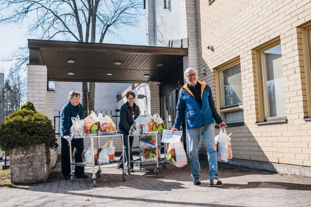 Jomppa Väisänen, Jari Valtonen ja Keijo Pennanen veivät hätäruokakassit perille. Hakunilan seurakunnan kasseja jaettiin kuvauspäivänä 31 talouteen, joissa asui 57 henkeä. Moneen paikkaan meni enemmän kuin yksi kassi.