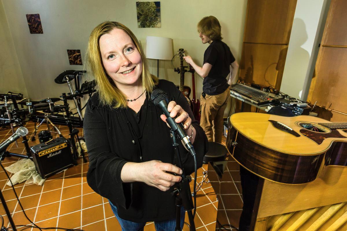 Oman seurakunnan nuorisomuusikko sai Liisamaija Eleniuksen kiinnostumaan nuorena musisoinnista. Musiikkialan opetustöiden jälkeen hän päätyi viisi vuotta sitten nuorisomuusikoksi. Kuva: Jukka Granstrom