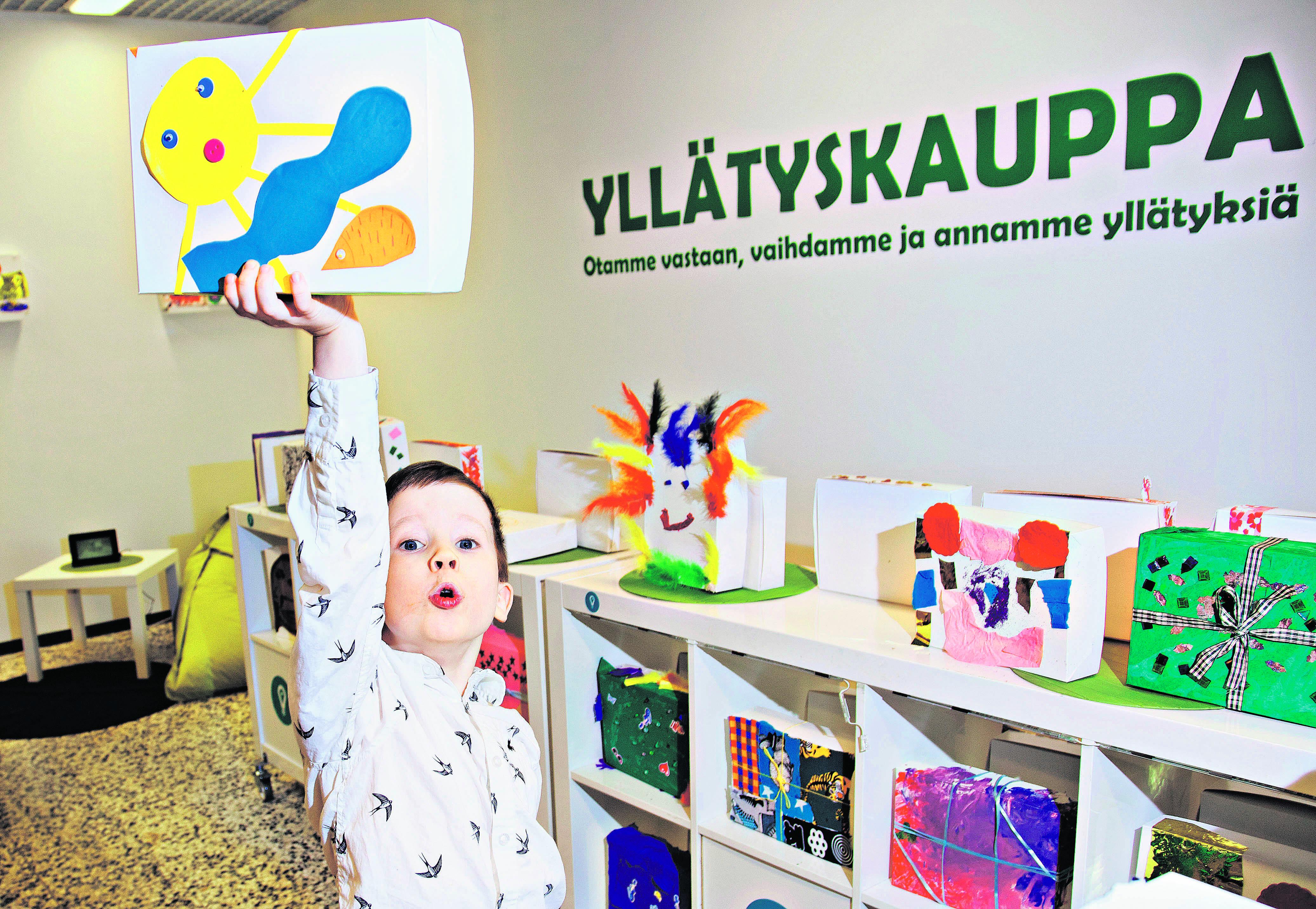 Mä haluun tän! Yllätyskauppaidean keksinyt Eino on innoissaan lasten koristelemien pakettien keskellä.