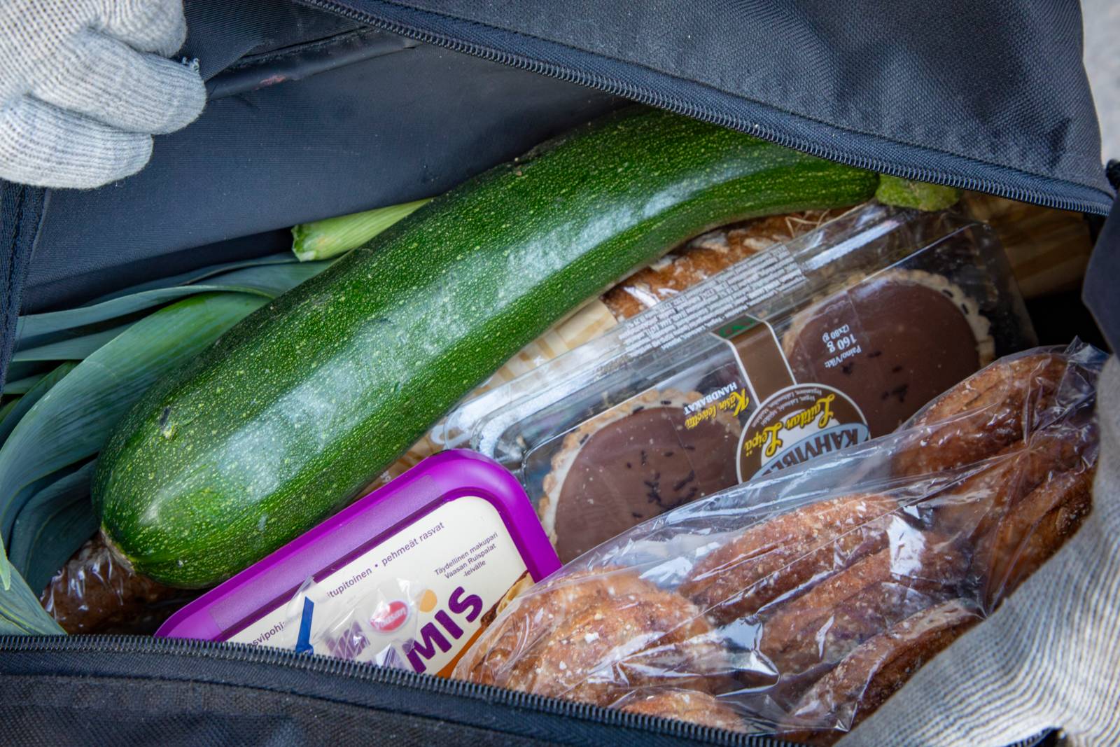 Mirlii esitteli kassinsa sisältöä. 