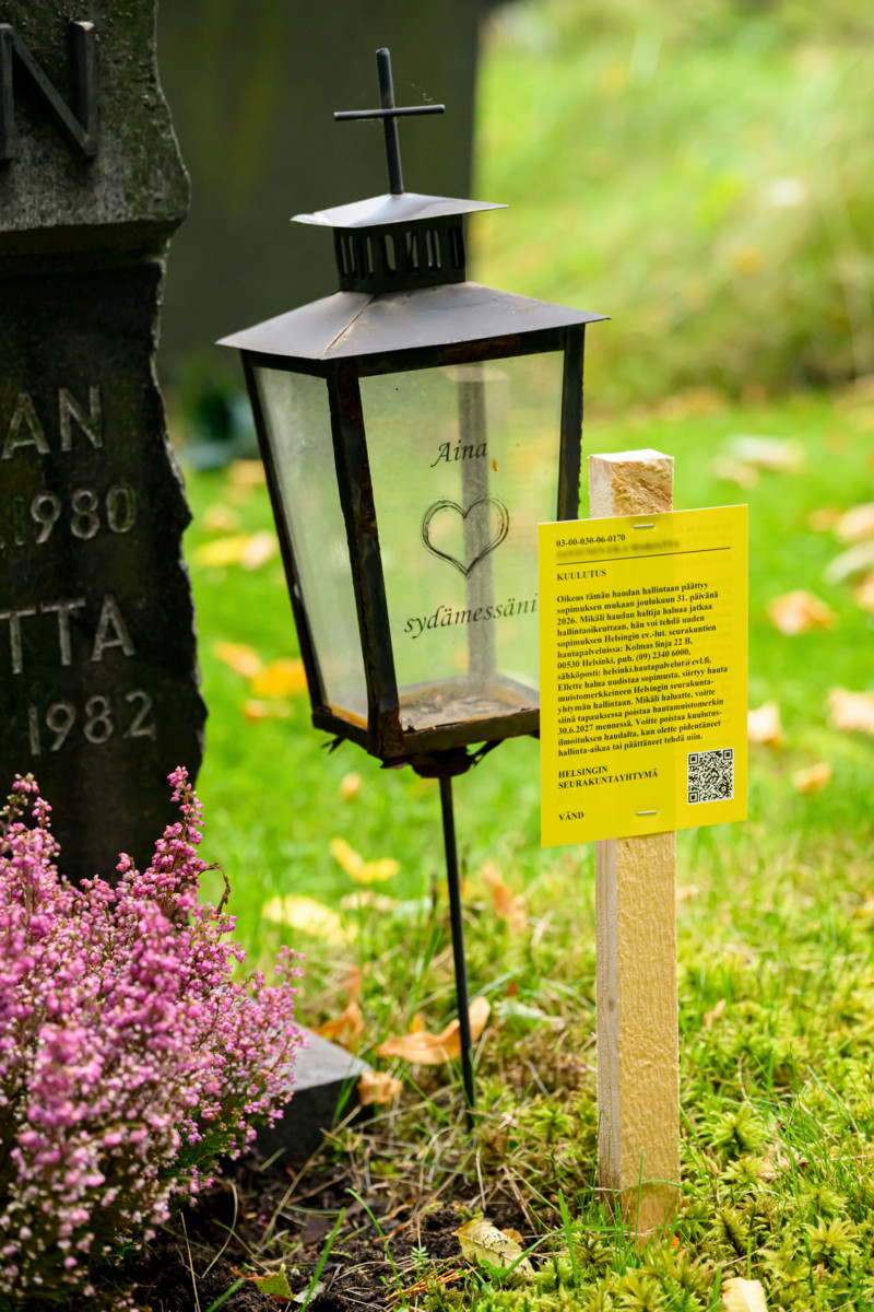Tältä hallinta-ajan päättymisestä kertova kuulutus haudalla näyttää.