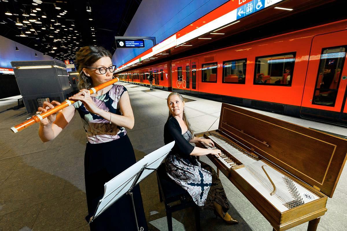 Helene Joy (vas.) soitti traversoa ja Päivi Vesalainen klavikordia Lauttasaaren metroasemalla 2018.