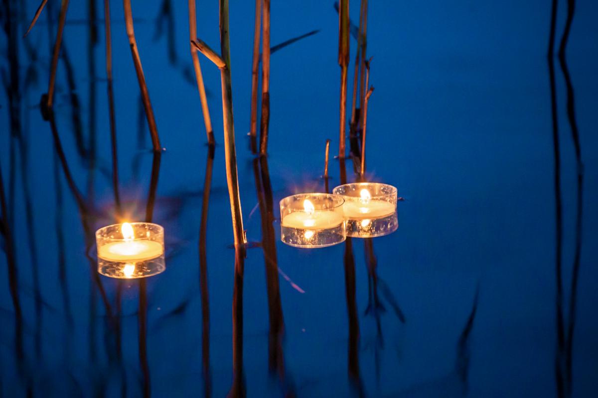 Koronaviruksen tuomissa poikkeusoloissa ja läheisen menettämistä surevien ihmisten kokemuksessa on paljon samaa, sanoo surututkija Mari Pulkkinen.