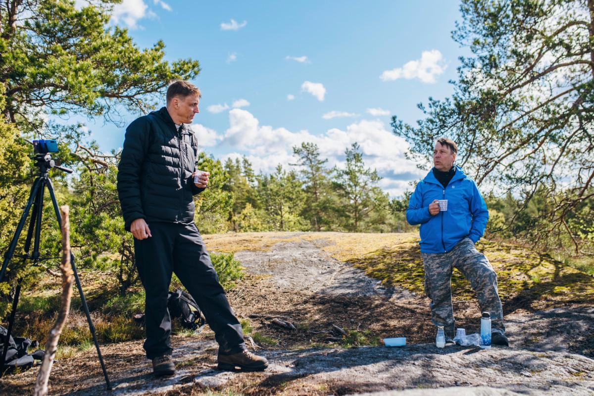 Hannu Holma on myös paistanut kalaa tai lettuja ystävänsä Hans Tuomisen kanssa myös päivärukoushetken yhteydessä.