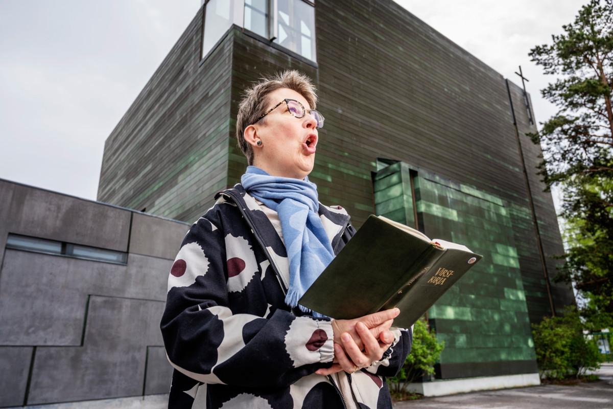 Kirkkohallituksen musiikkiasiantuntija Teija Tuukkanen sanoo, että korona-aikana on hyvä suosia ulkona laulamista.