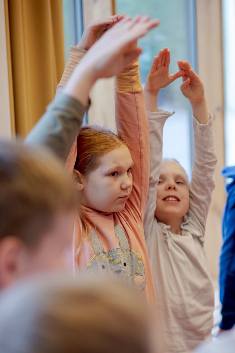 Anni Martikainen ja Ellen Rajala harjoittelivat kirahvin pään ja kaulan muodostamista aamun leikissä.