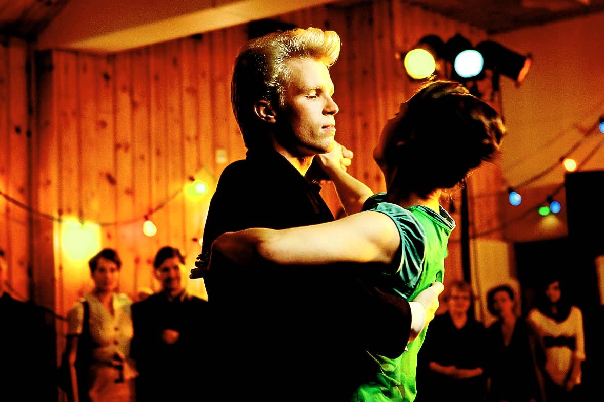 Jed (Jon Jon Geitel) ja Lulu (Pihla Maalismaa) tanssivat tangoa elokuvassa Roskisprinssi.