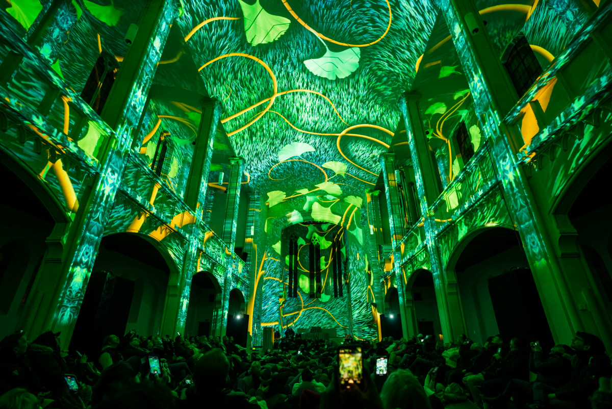 Genesis: An Immersive Lightshow muuttaa rakennukset ikään kuin valkokankaiksi. Kuva on Münchenista.