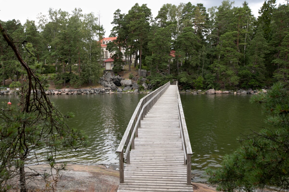 Puusto on kasvanut Merilinnan rakentamisajoista, mutta suuri rakennus pilkistää Karhusaaren puolelle. Kuva: Annika Rauhala