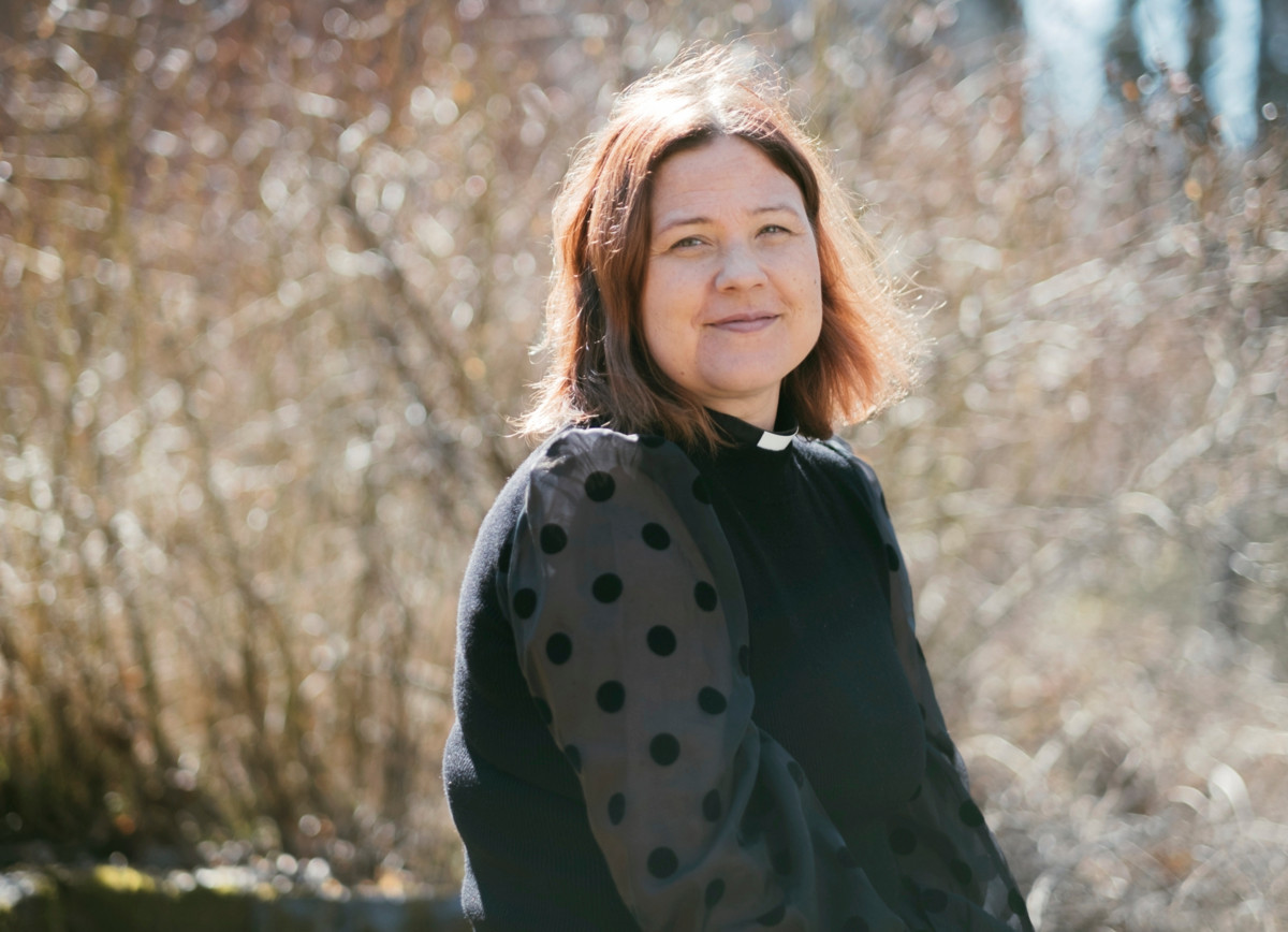 – Perheiden suruleirillä voi tavata ihmisiä, jotka tietävät, mistä menetyksessä on kyse, Olarin seurakunnan pappi Milla Korkalainen toteaa. Kuva: Antti Rintala.
