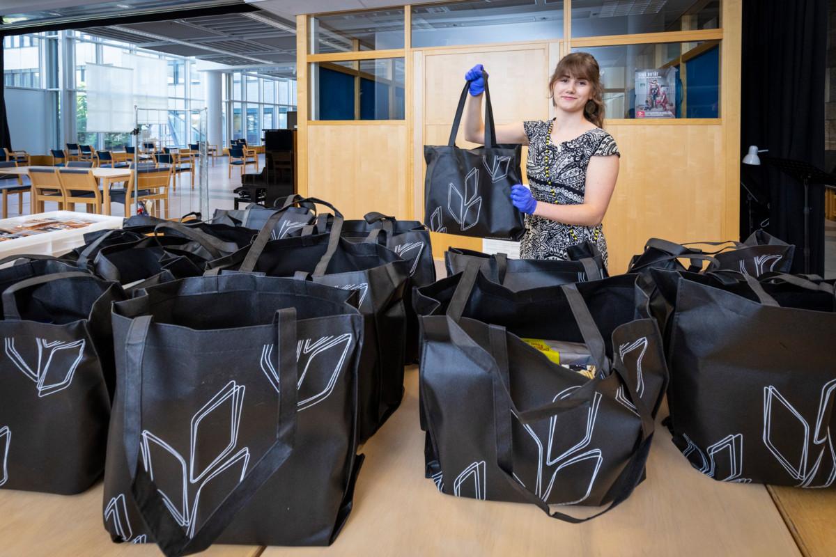 Isabel Nieminen iloitsee gluteenitonta ruokaa sisältävistä kasseista Myyrmäen Virtakirkolla.