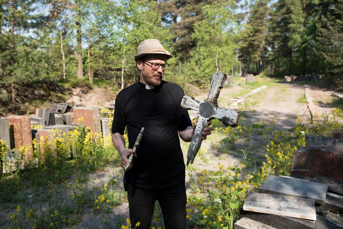 Kai Sadinmaan opastamilla kävelyillä käsitellään Malmin hautausmaan mysteerejä.