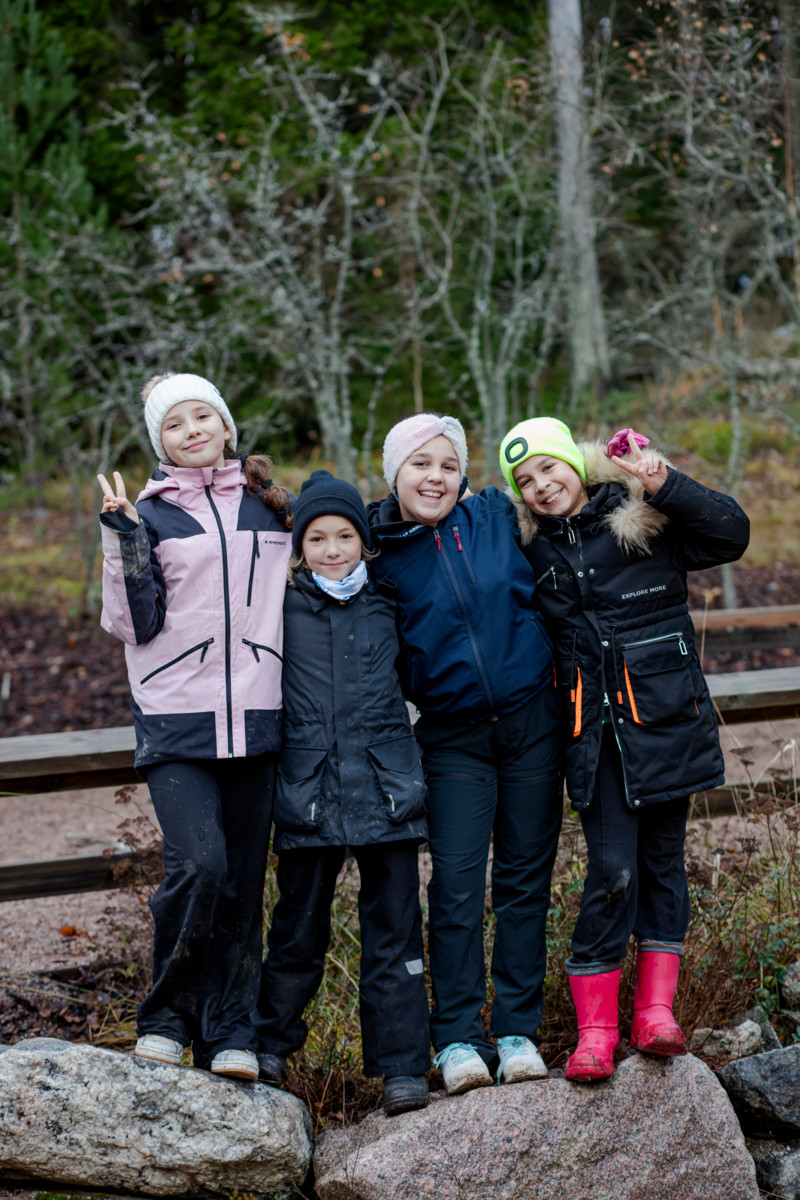Alisa Hajdini, Erina Salihi, Daria Bozhinovska ja Mira Simon leirikeskuspäivän välitunnilla.