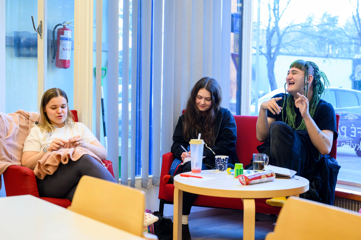 Sofia Vlasova, Eva Blauberg ja Sen Naegino kokevat tärkeäksi sen, että joskus saa puhua omaa äidinkieltään.