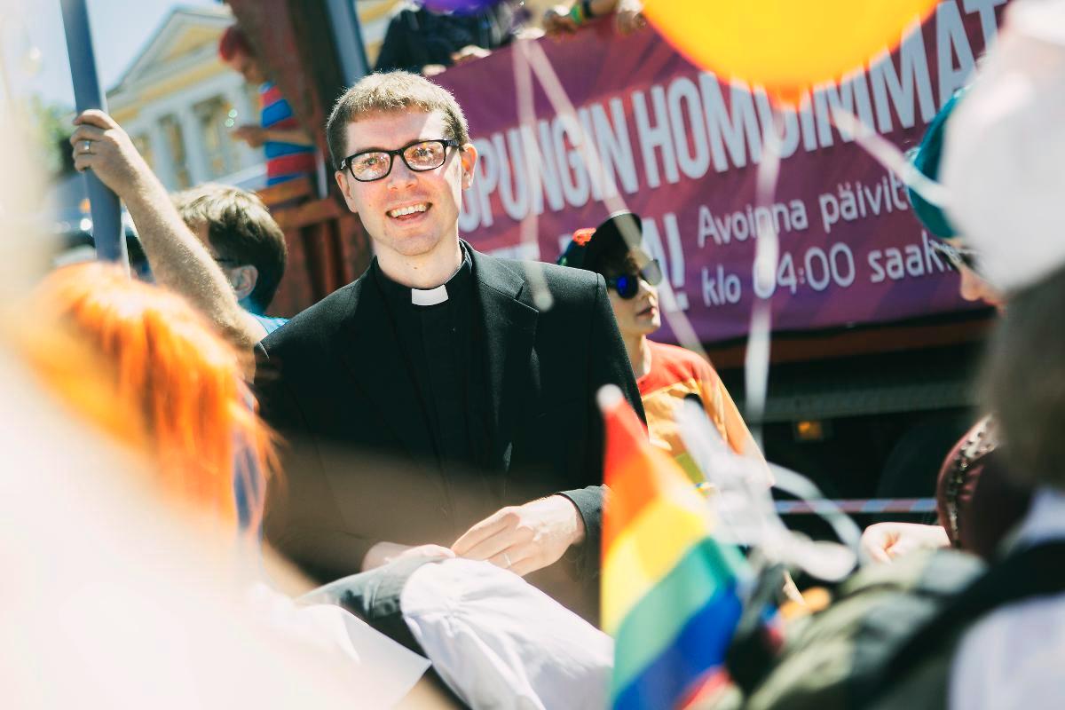 Toni Fagerholm on valmis vihkimään samaa sukupuolta olevia pareja. Kuva on Pride-tapahtumasta vuonna 2014.