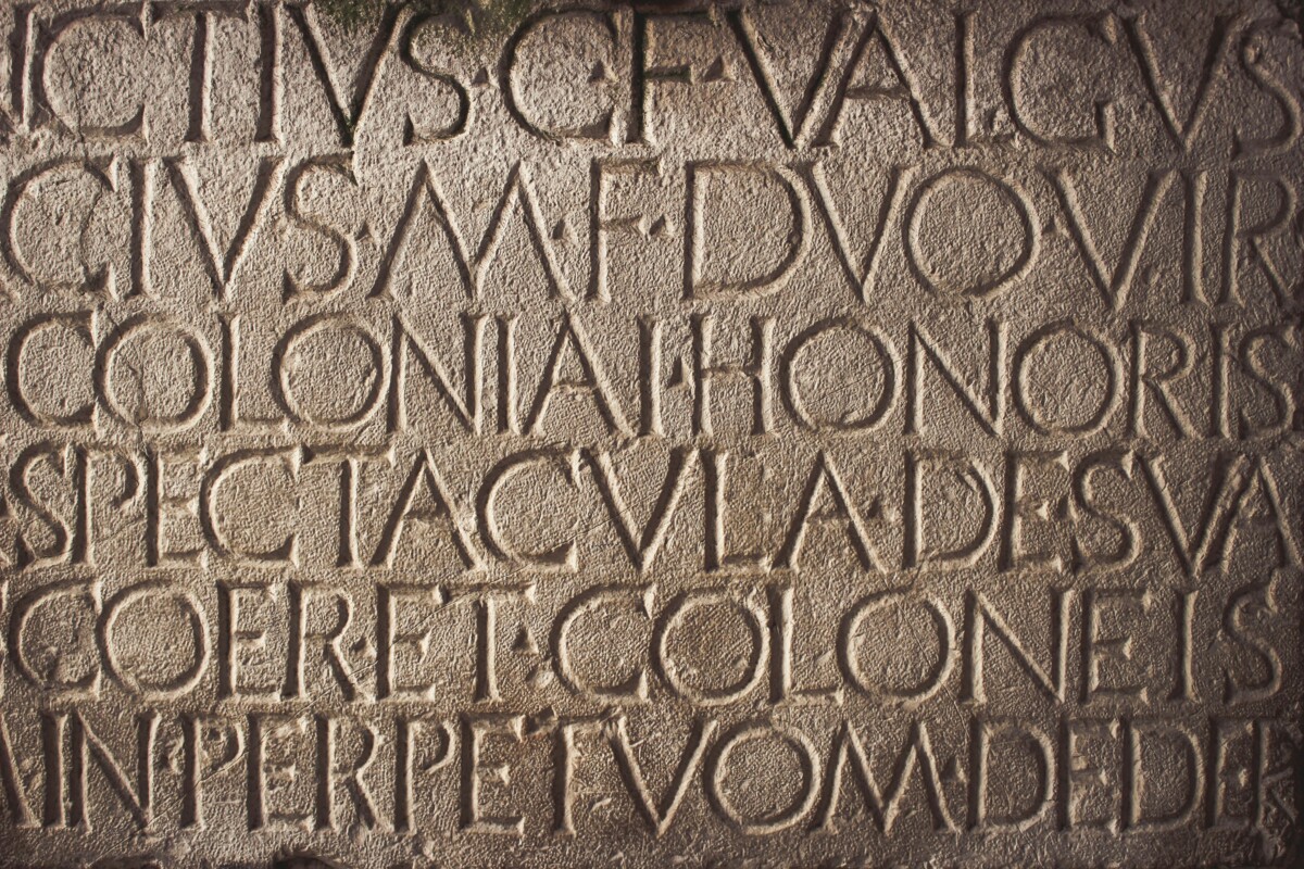 Latinankielistä tekstiä tulivuoren purkauksessa tuhoutuneesta Pompeijin kaupungista. Kuva: Unsplash/Jametlene Reskp