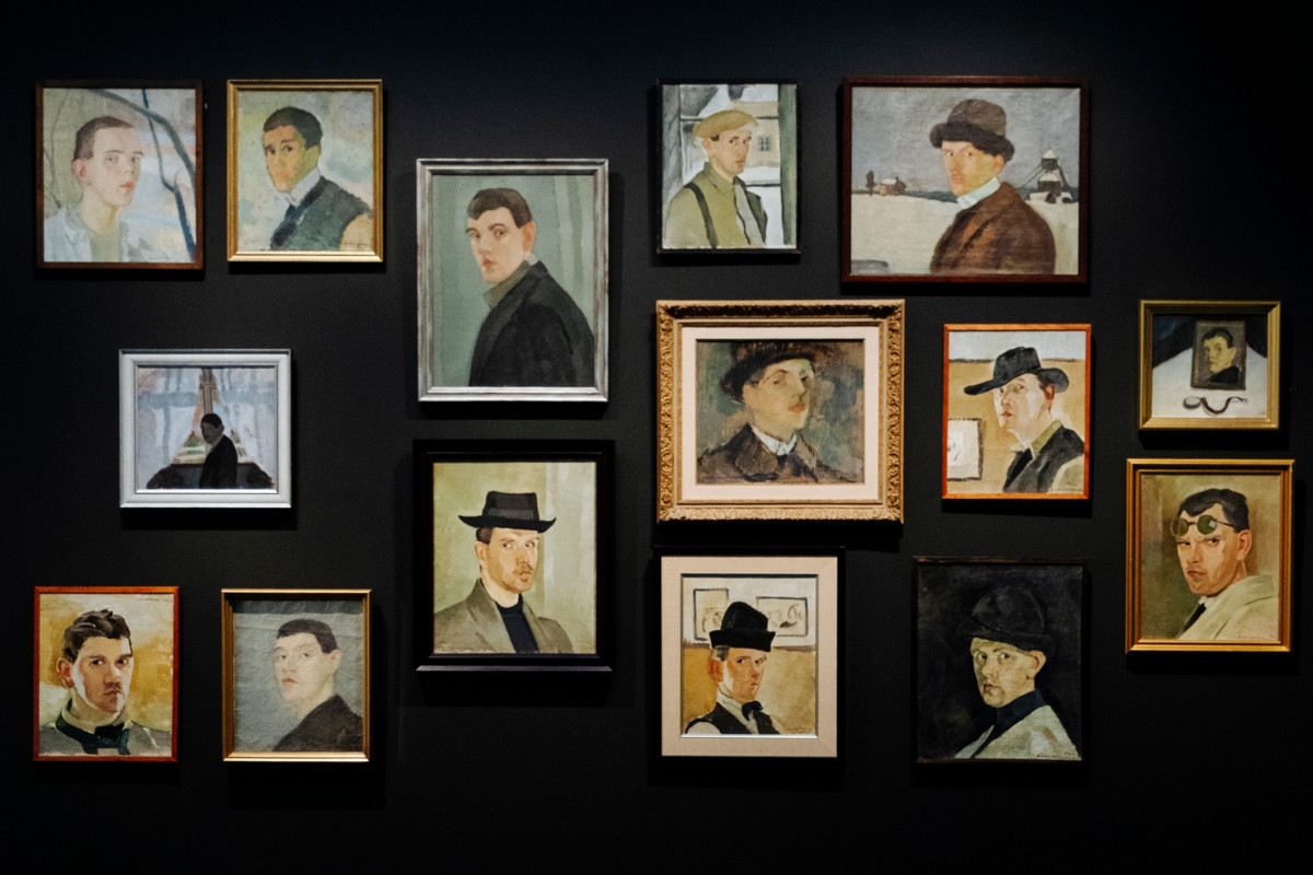 Eero Nelimarkka maalasi uransa aikana tiettävästi useampia omakuvia kuin kukaan muu suomalainen taiteilija. Niiden tarkkaa lukumäärää ei tiedetä.