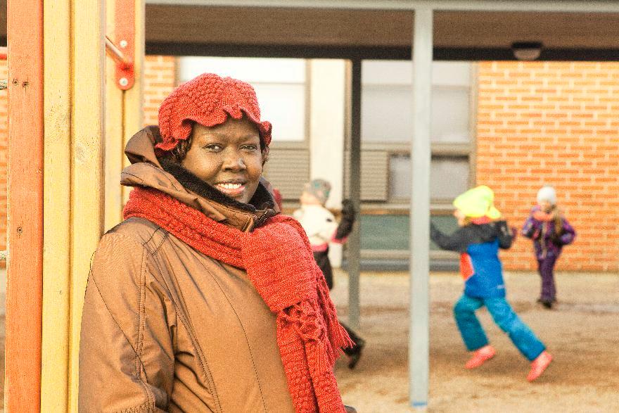 Vuoden pakolaisnaiseksi valittu Theresa Ngouth työskentelee Mikkolan koululla iltapäiväkerhossa. Kuva: Sini Pennanen