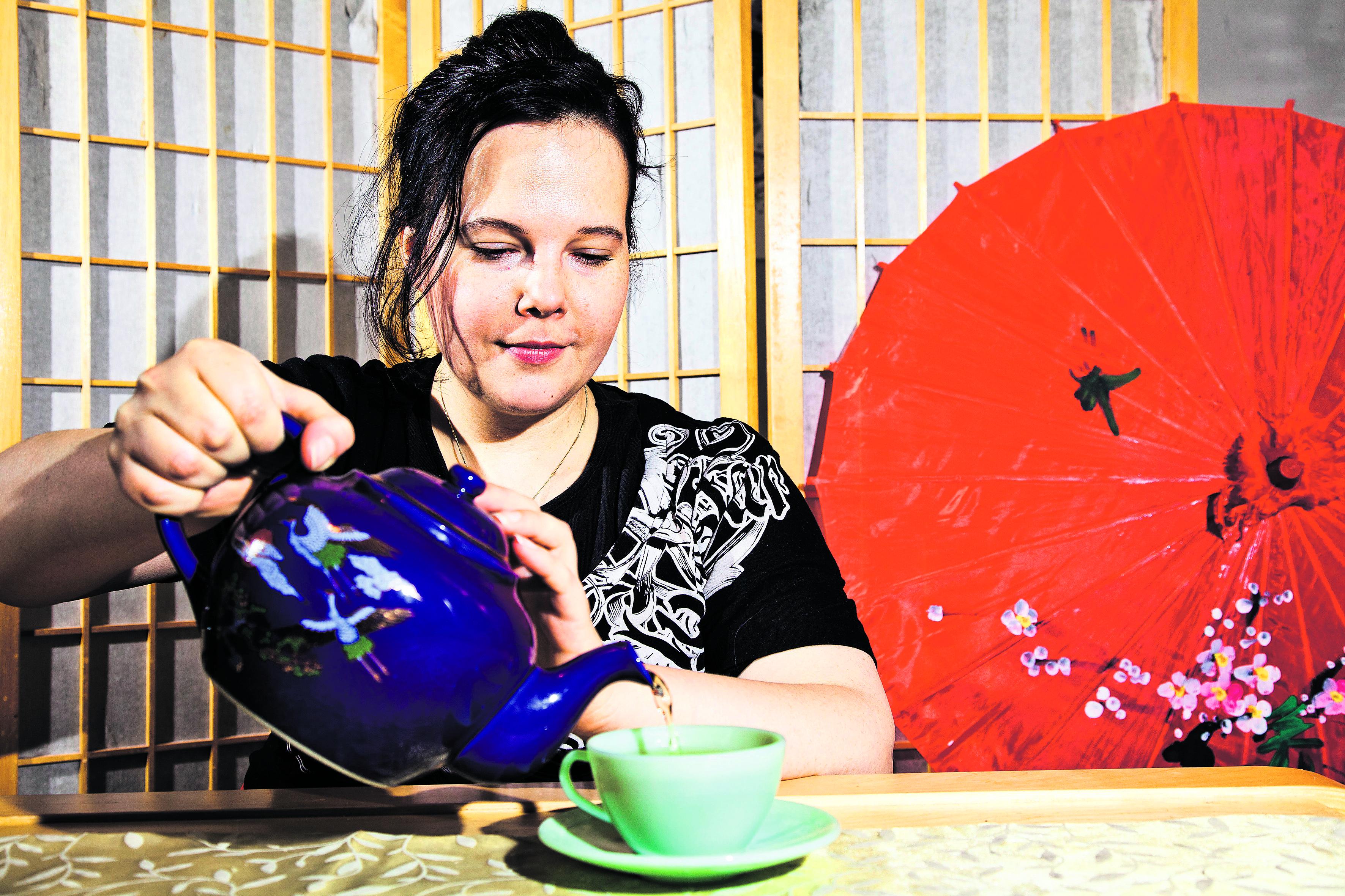 Tiedon jakamista. Päivi Kuusela opastaa ihmisiä taiwanilaisen oolong-teen valmistamisessa.