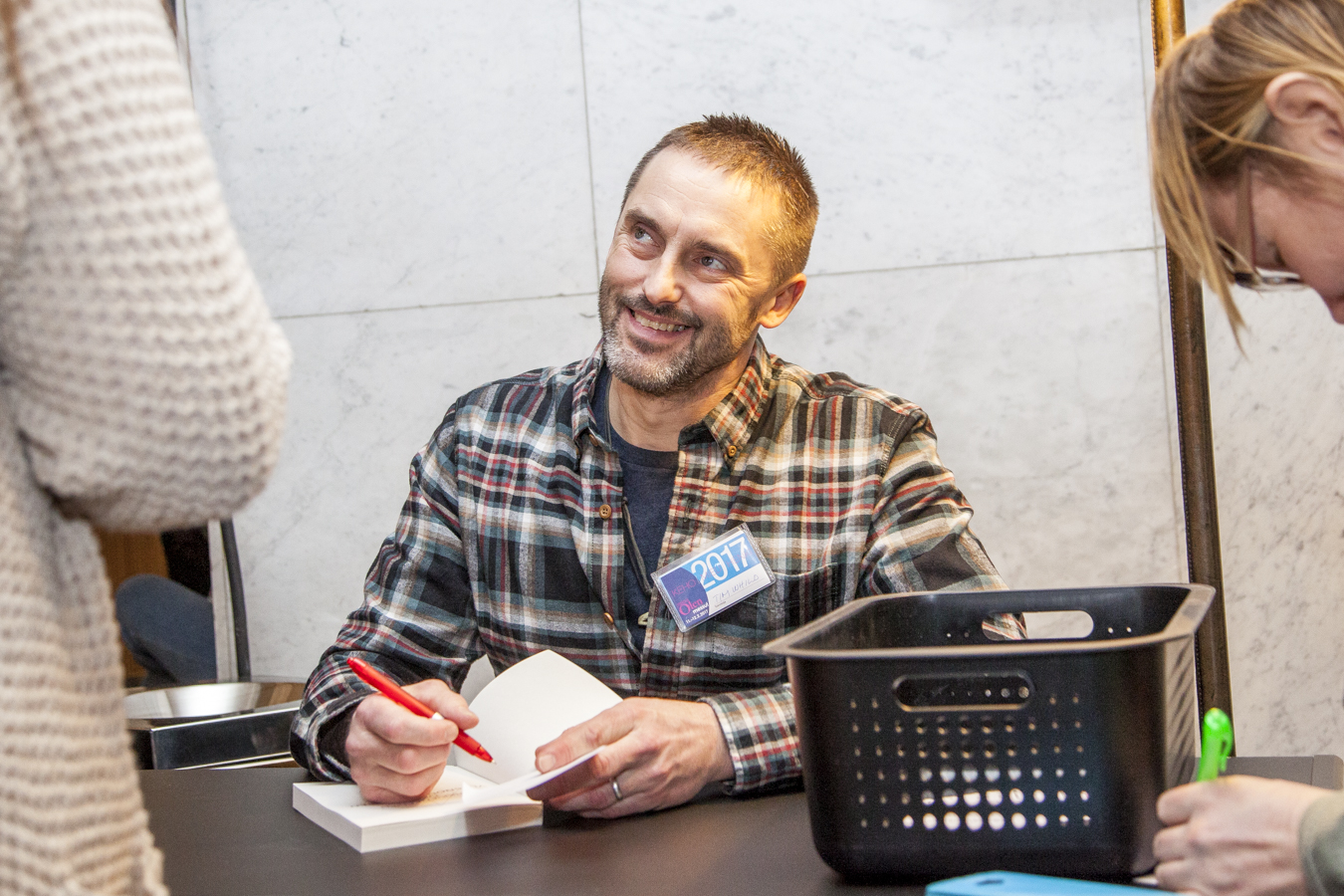 Tim Whild signeeraa uutta kirjaansa.