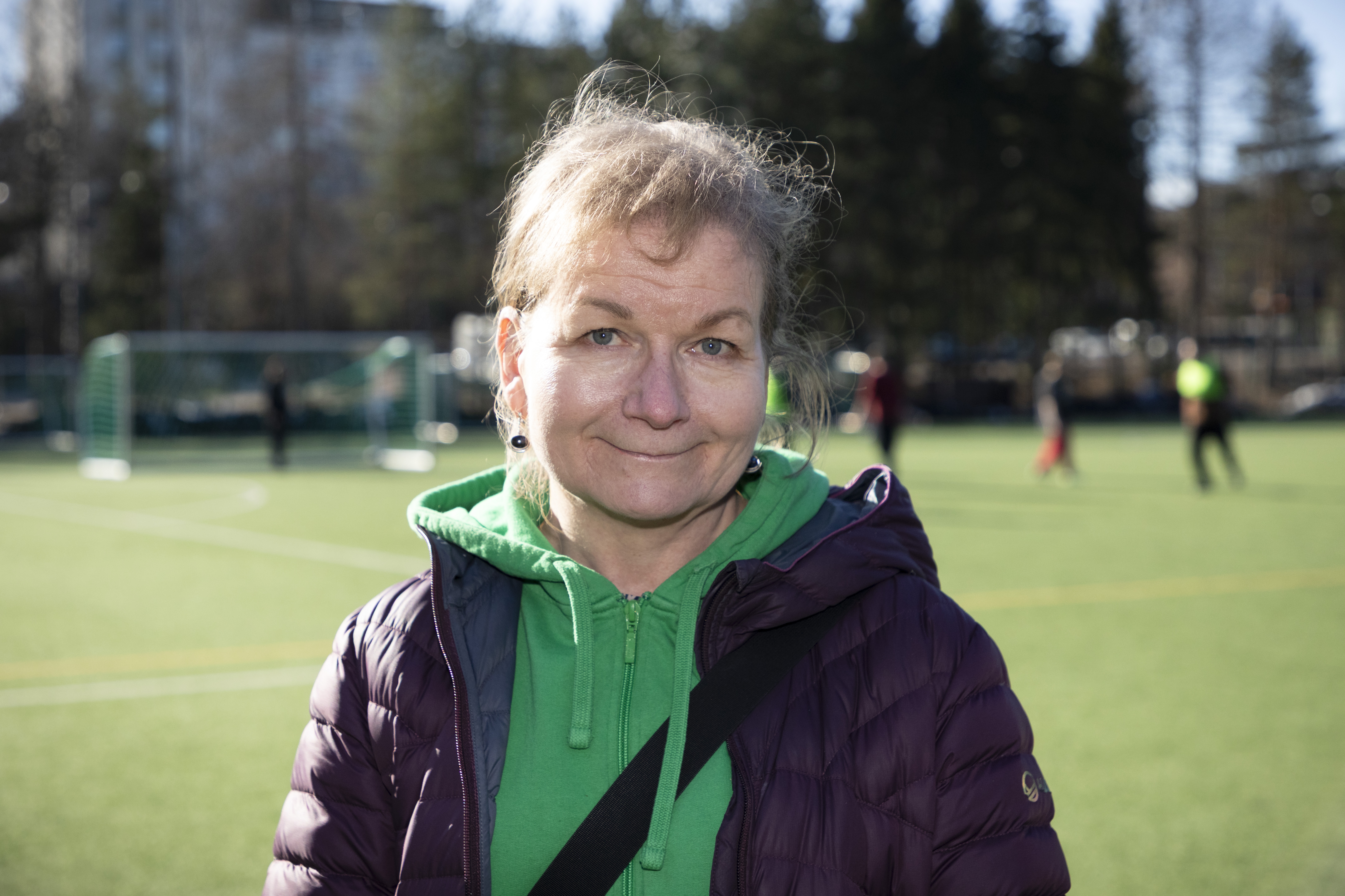 Espoonlahden seurakunnan diakoniatiimi sponsoroi joukkuetta osallistumalla pelipaitojen hankintaan, kertoo diakoniatyöntekijä Taina Leinonen.