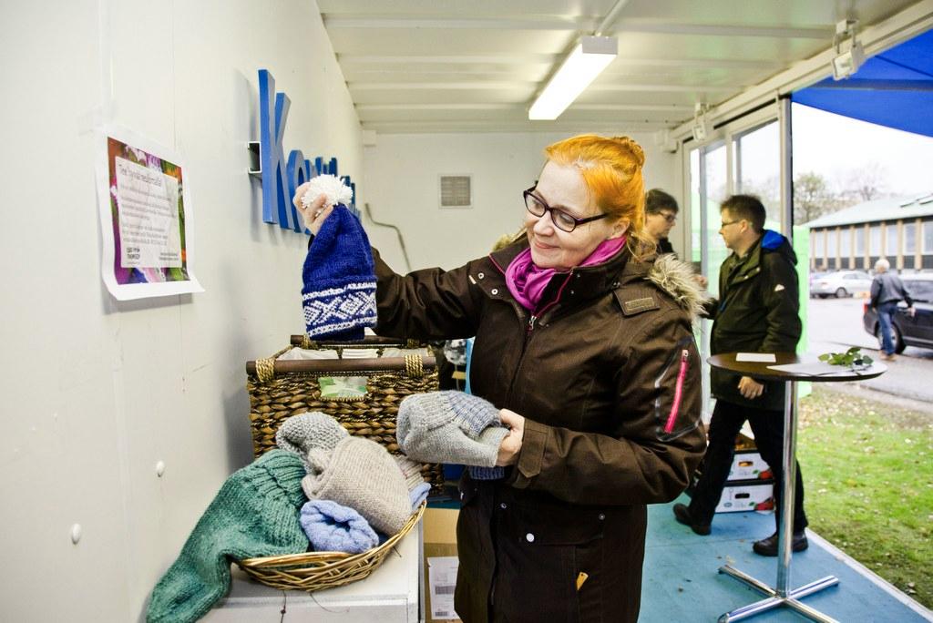 Projektityöntekijä Meiju Riihelä Tikkurilan seurakunnasta oli ottamassa lahjoituksia vastaan. Kuva: Sirpa Päivinen.