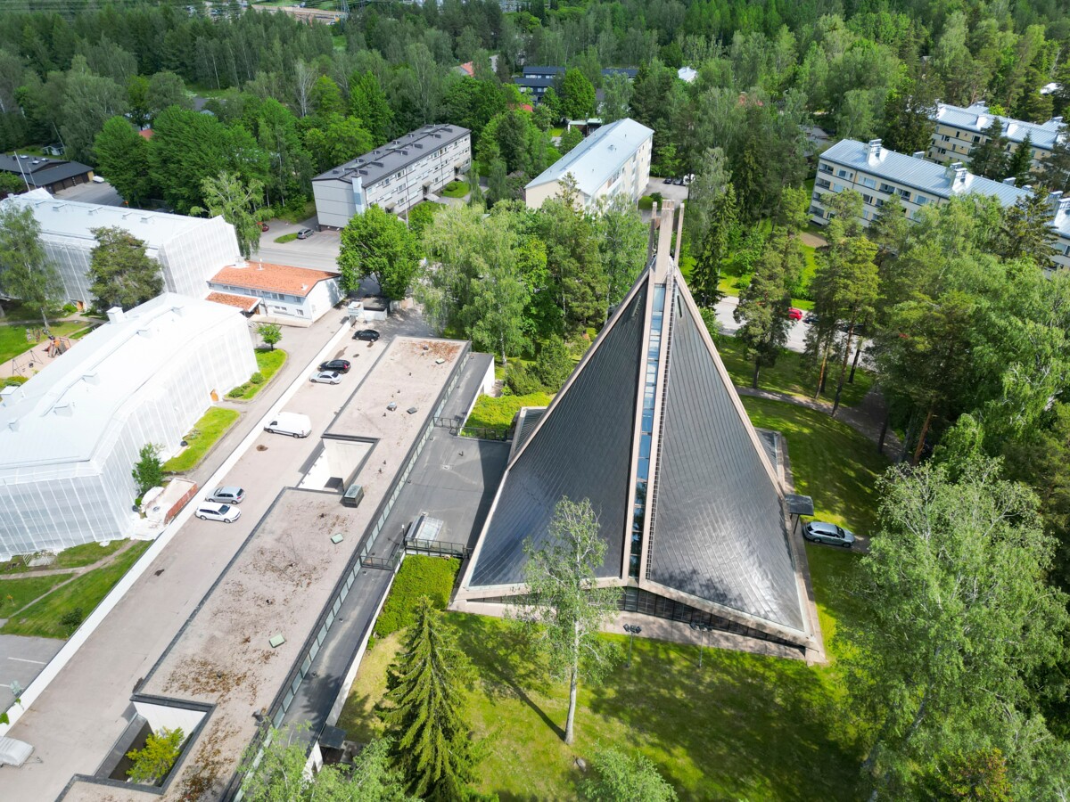 Kannelmäen kirkko on pois käytöstä vuoteen 2028 asti. Sen kyljessä oleva seurakuntakeskus puretaan ja tilalle rakennetaan uusi.