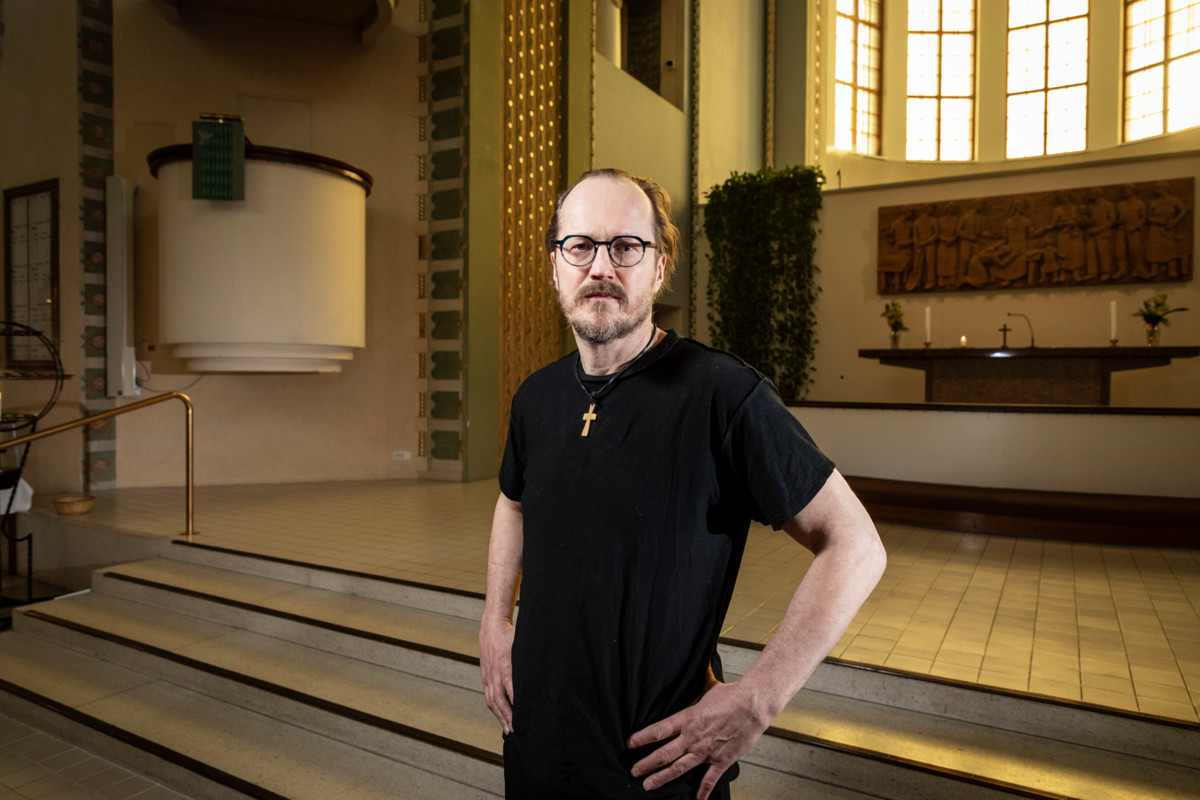 Kai Sadinmaa on saanut pappisoikeutensa takaisin. Sadinmaa kuvattuna Kallion kirkossa vuonna 2021.