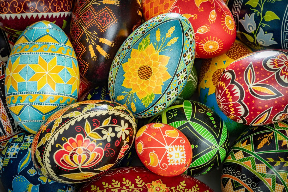 Tähdet, ristit ja kolmiot ovat yleisiä kuvioita pisanka-munissa. Elämänpuut, lehdet, kukat ja köynnökset kuvastavat kasvua ja voimaa. Viljan tähkät liittyvät satotoiveisiin.