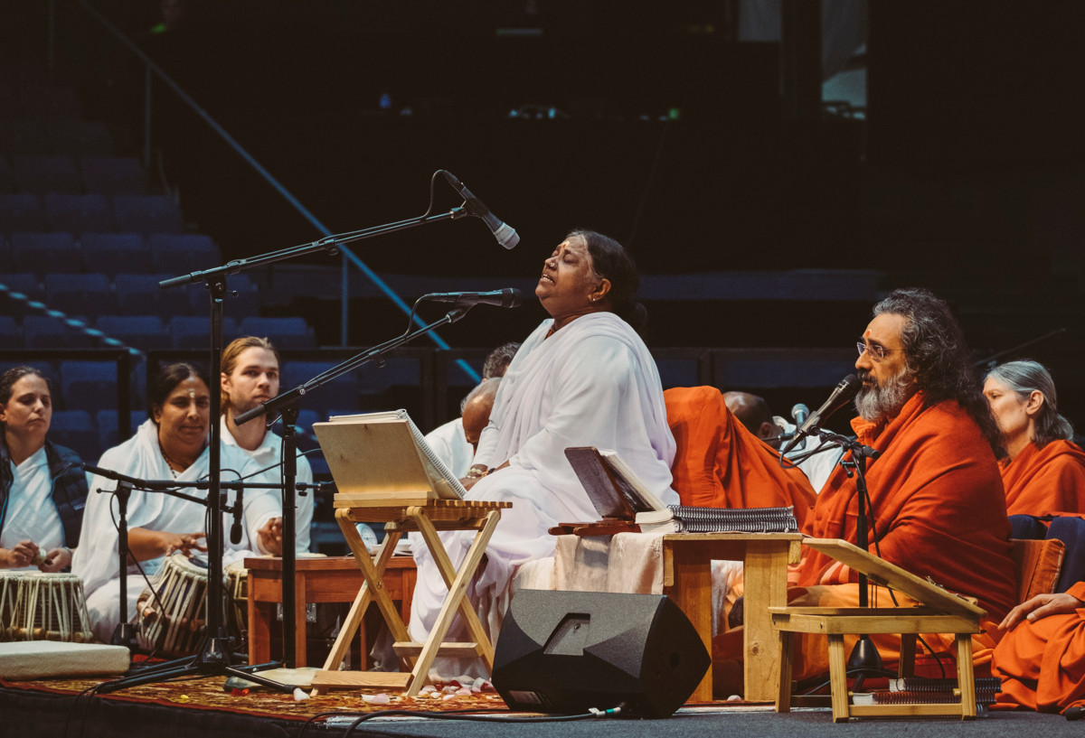 Äiti Amma ei kehota seuraajiaan hylkäämään omaa uskontoaan, vaan menemään siinä ­syvemmälle. Amma valokuvattiin Espoon Metro Areenassa marraskuussa 2019. Syksyn 2025 kiertueella valokuvaaminen ei ollut sallittua.