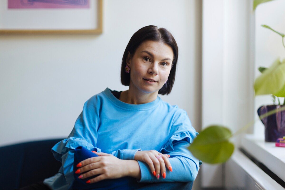 Psykoterapeutti Emilia Kujala pitää ahdistusta myös yhteiskunnallisena ilmiönä. Hänellä itsellään on OCD-oireita sekä taustallaan syömishäiriö ja synnytyksenjälkeinen masennus.