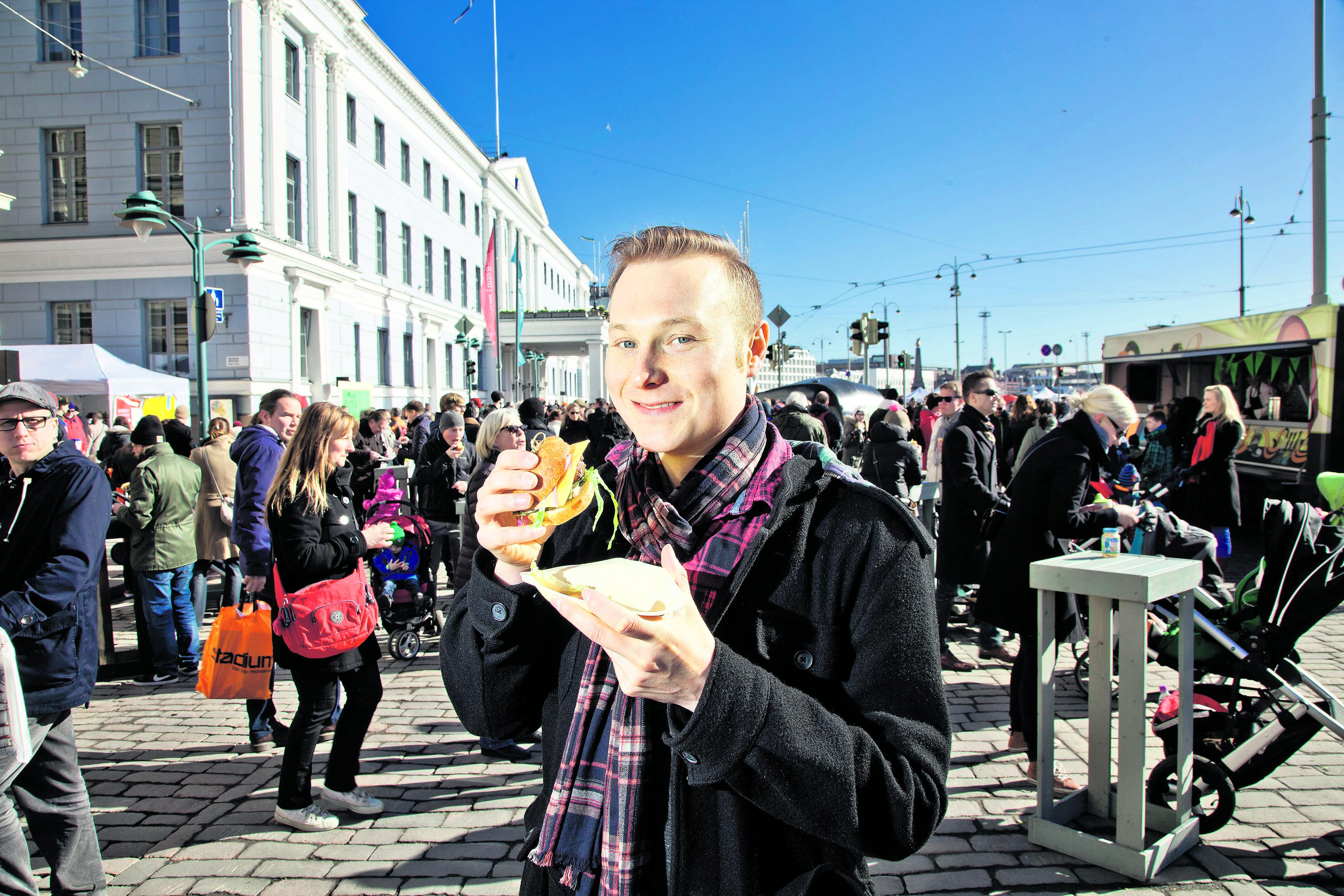 Härkäslider kevätauringossa. Bloggaaja Timo Hämäläinen osallistui maaliskuun lopussa Streat Helsinki -katuruokatapahtumaan, jonka suosio yllätti kaikki mukana olleet.