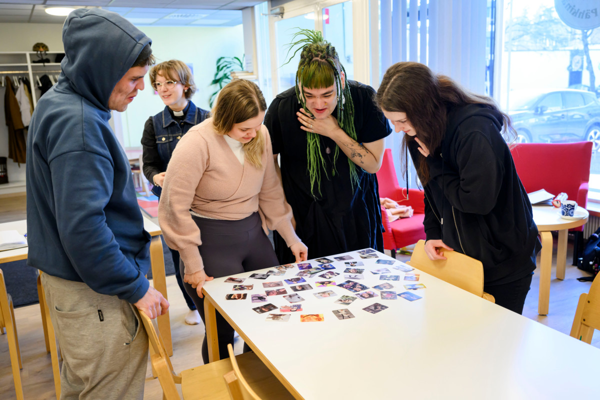 Mikä on päivän tunnelma? Aluksi jokainen sai valita päivän tunnetta kuvaavan kortin.