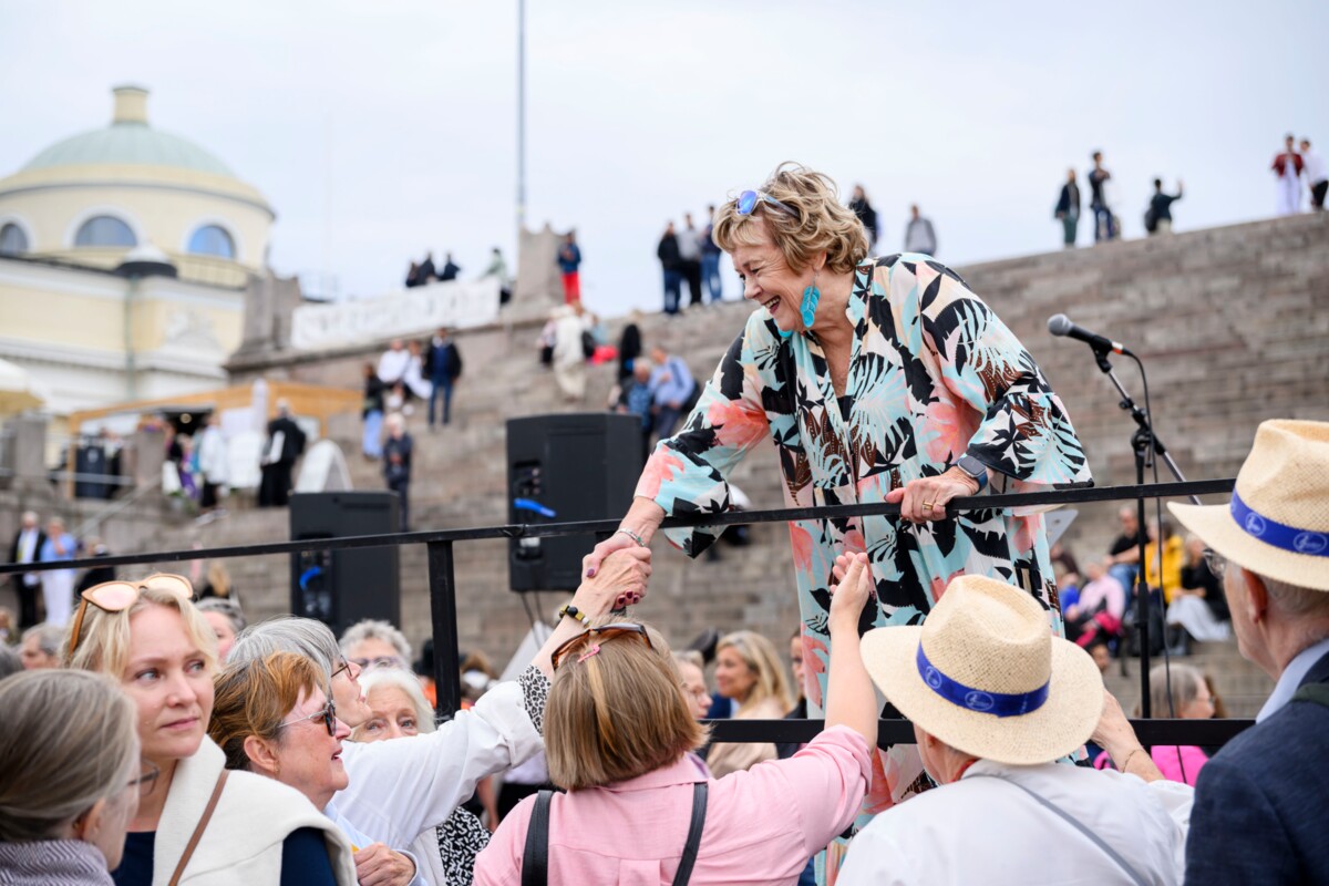 Kuorojen kierroksen suurkonsertin jälkeen tunteet olivat pinnassa ja onnittelijoita riitti. 