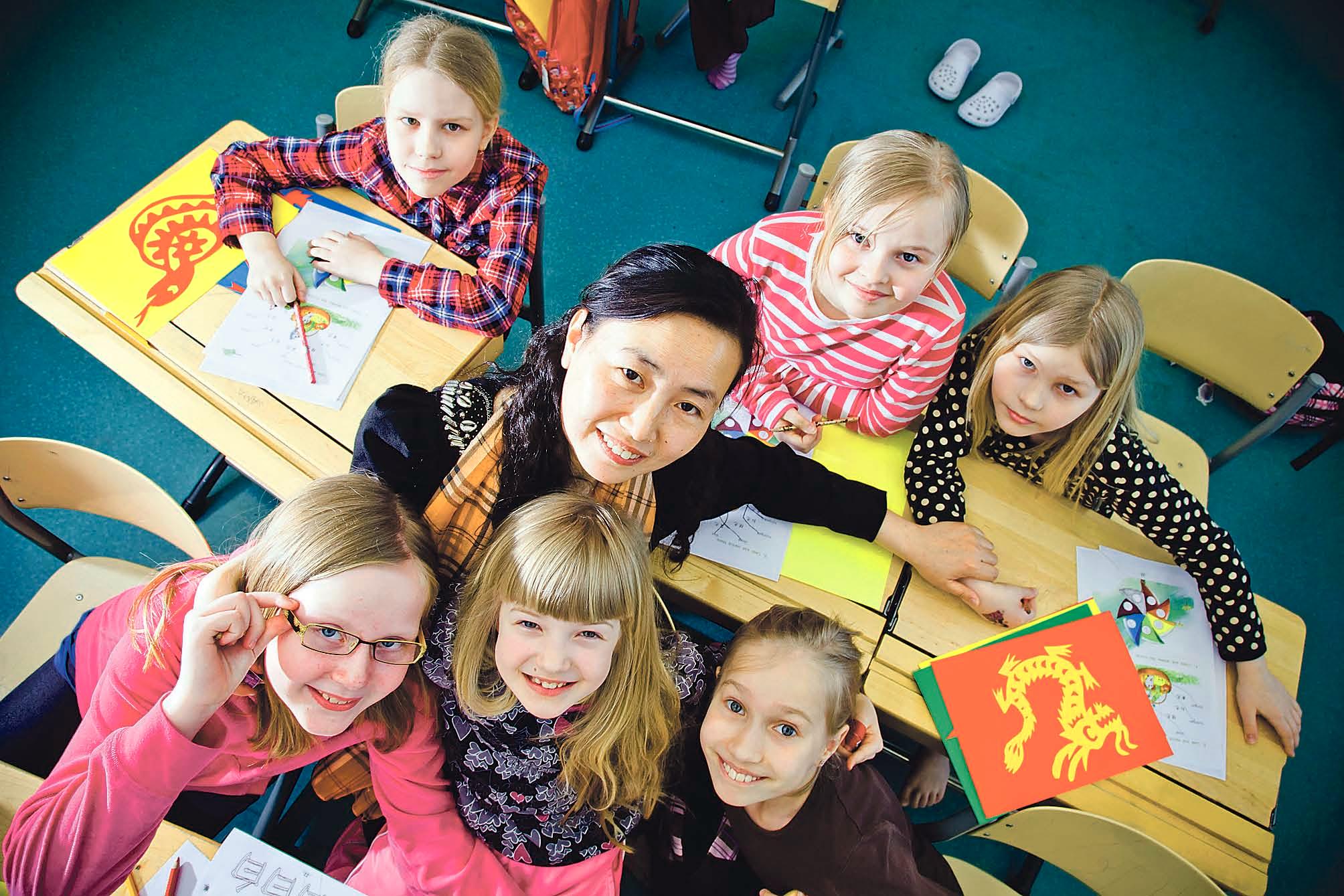 Riina Raussi, Emilia Rautio, Taru Raussi, Emily Pöyliö, Aurelia Heikkonen ja Anni Pelkonen opettelevat kiinaa Siyu ”Tina” Xun kanssa.