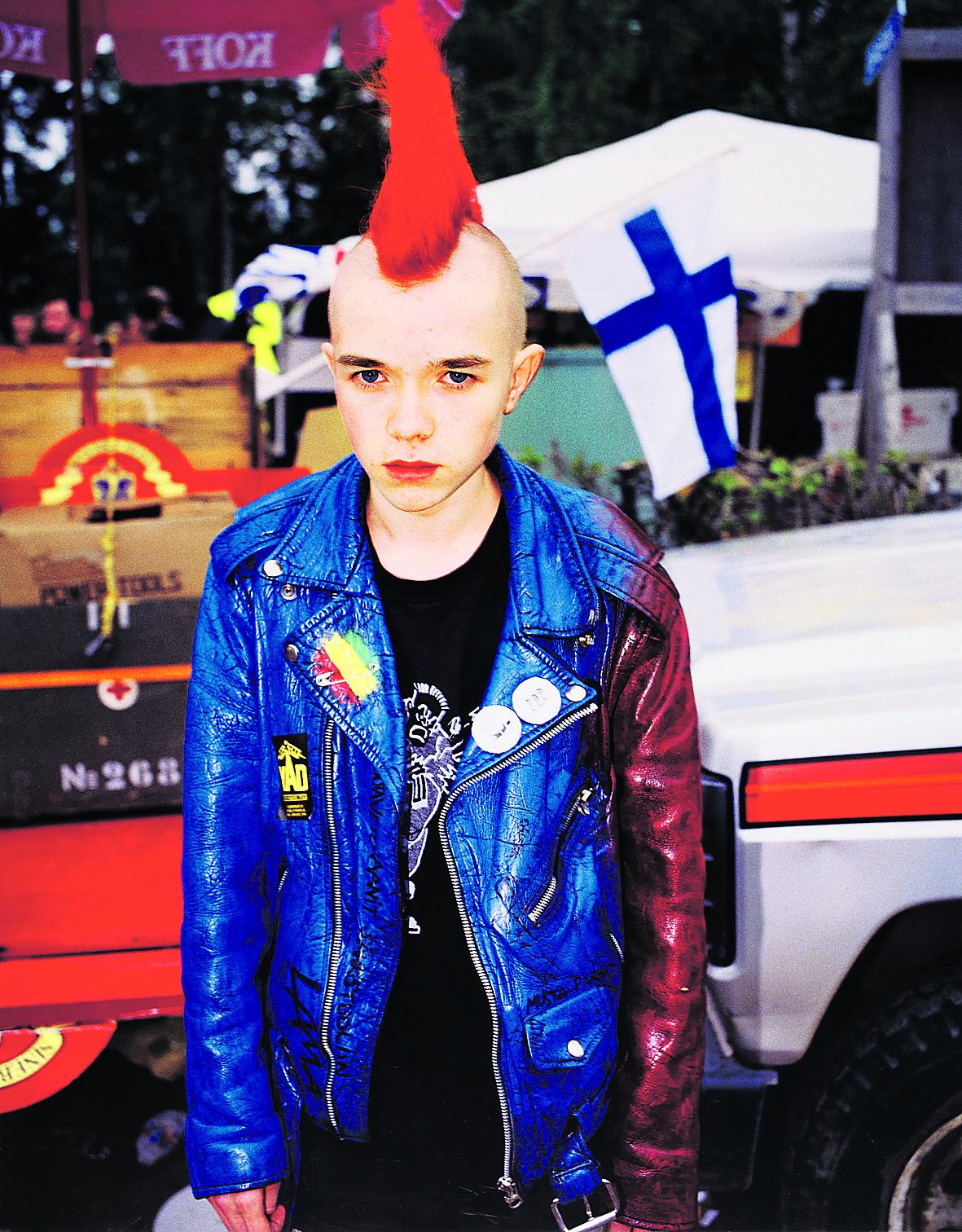 Katso minua. Pikku punkkari Jouko Lehtolan kuvasarjasta Nuoret sankarit, 1995–1996.