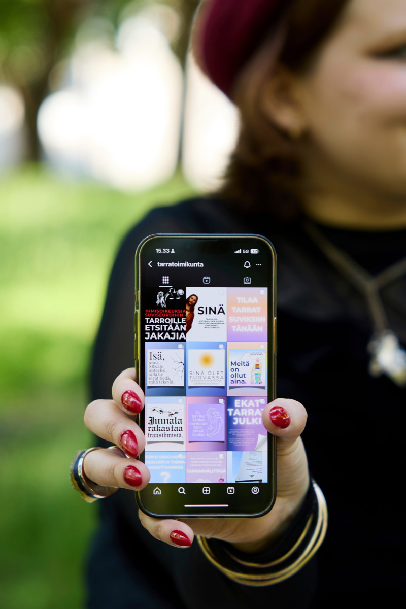 Tarratoimikunnan tämän vuotiset tarrat ovat Senja Myllymäen suunnittelemia. Tarrat eivät haastatteluhetkellä olleet vielä saapuneet painosta, mutta niitä voi selata tarratoimikunnan Instagram-tilillä, joka on aktivismikampanjan keskeisin toteutusalusta.