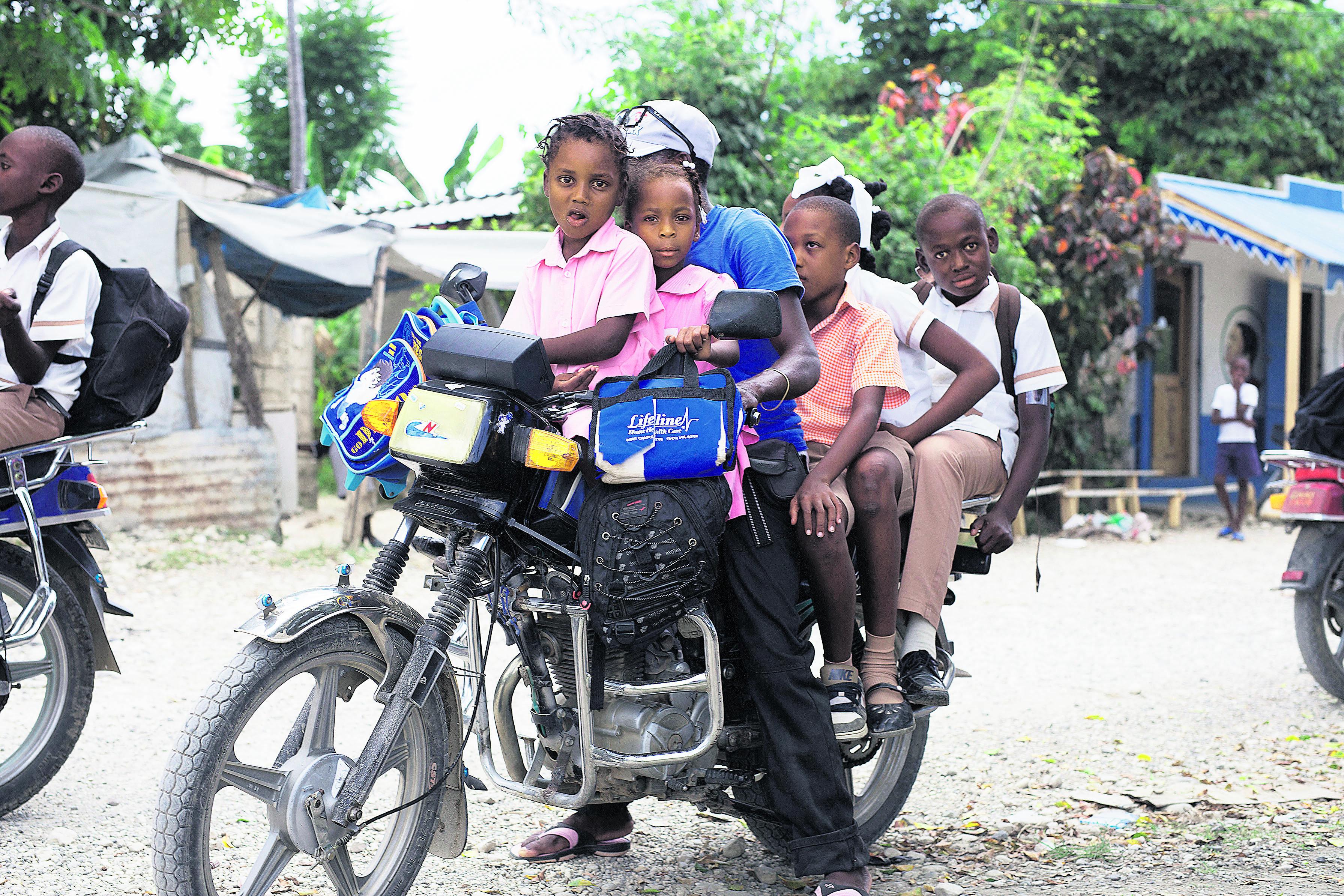 Joukkoliikennettä. Kauempana asuvat lapset kulkevat koulumatkat moottoripyörän kyydissä. Helsingin seurakuntayhtymä on tukenut koulujen rakentamista Haitiin 400 000 eurolla tällä vuosikymmenellä.