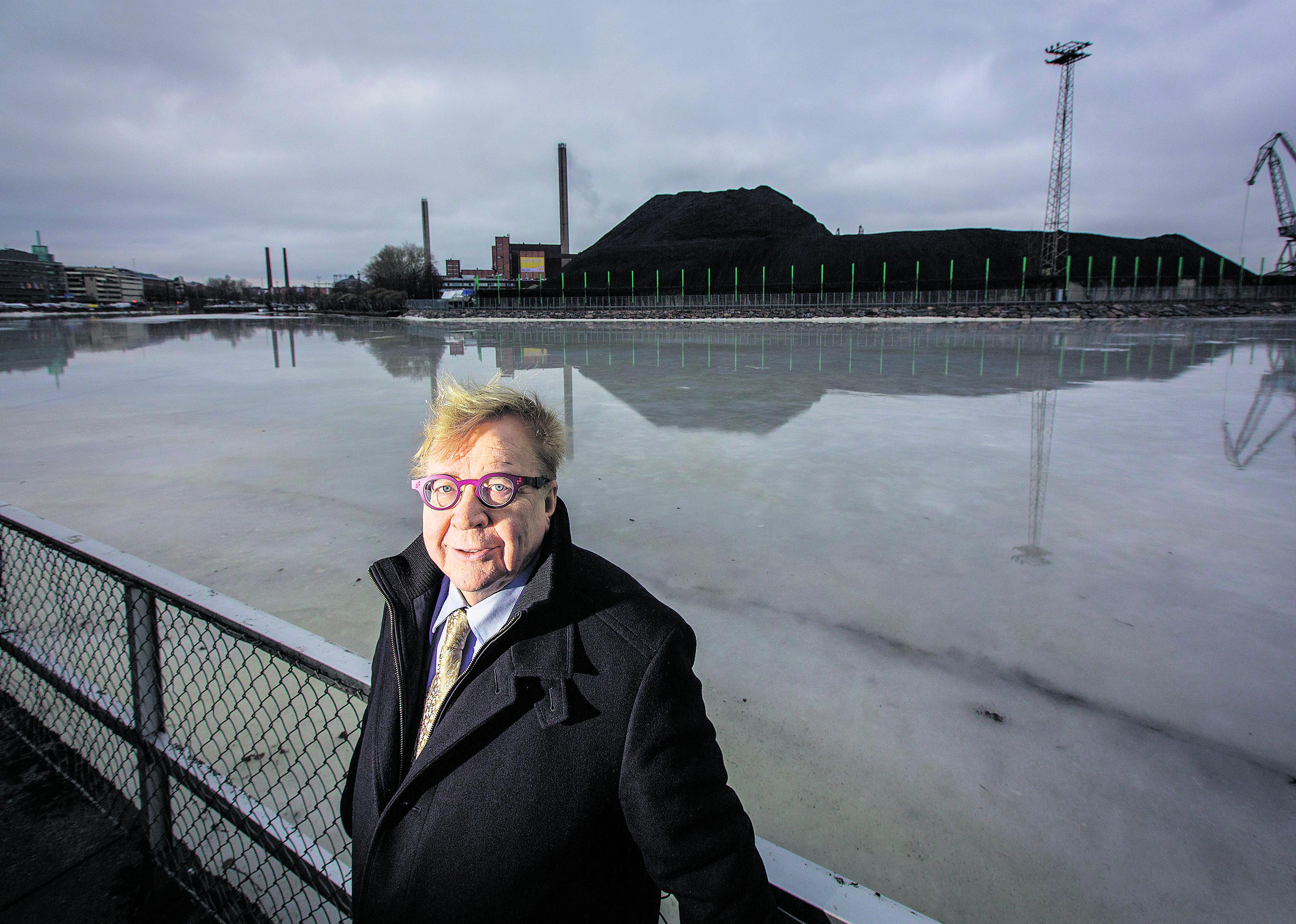 Hanasaaren hiilivoimala. Ympäristöekonomian professori Markku Ollikainen näkee ilmastonmuutoksen ihmiskunnan suurimpana uhkana. Hänen mukaansa energiantuotannon muutoksia ei voi silti tehdä hetkessä.