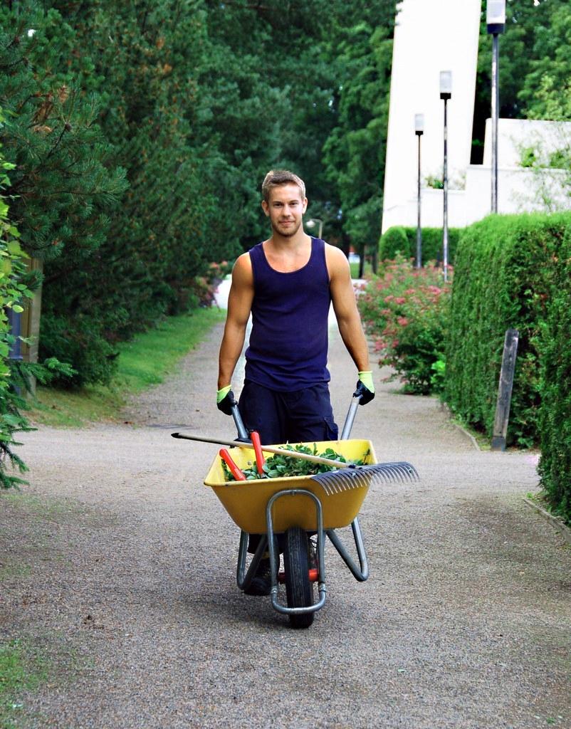 Juha Utriainen työskenteli viime kesänä Helsingin pitäjän kirkon hautausmaalla. 