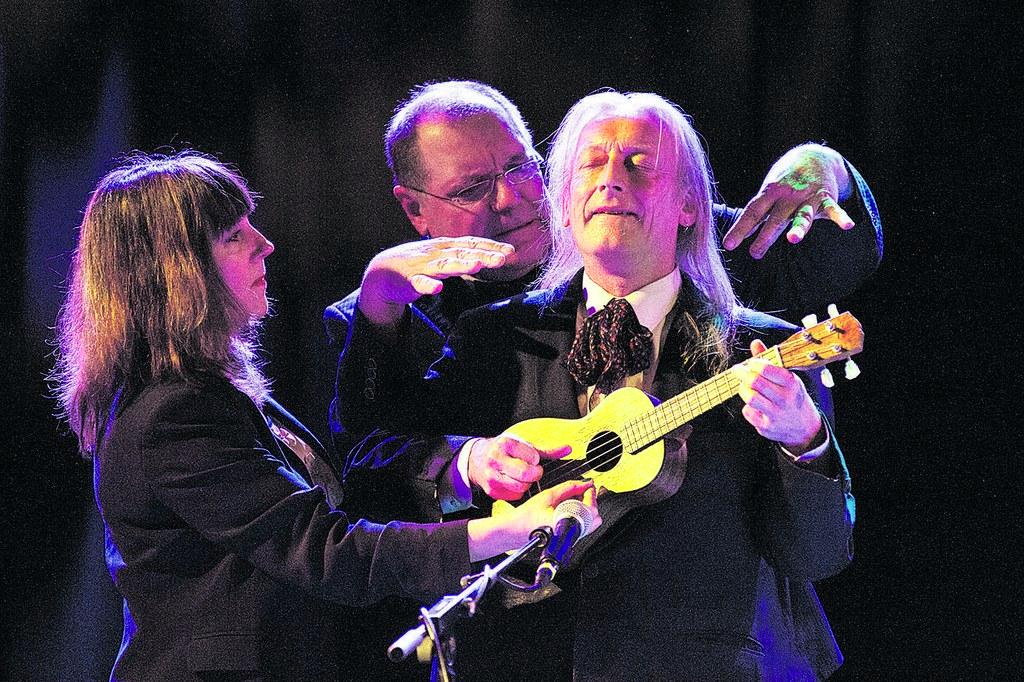 Viihdyttäjät vauhdissa. Dave Suich ja Hester Goodman soittavat ukuleleä. Orkesterin perustaja George Hinchliffe väijyy soittovuoroaan taustalla. Kuva: Tero H. Savolainen