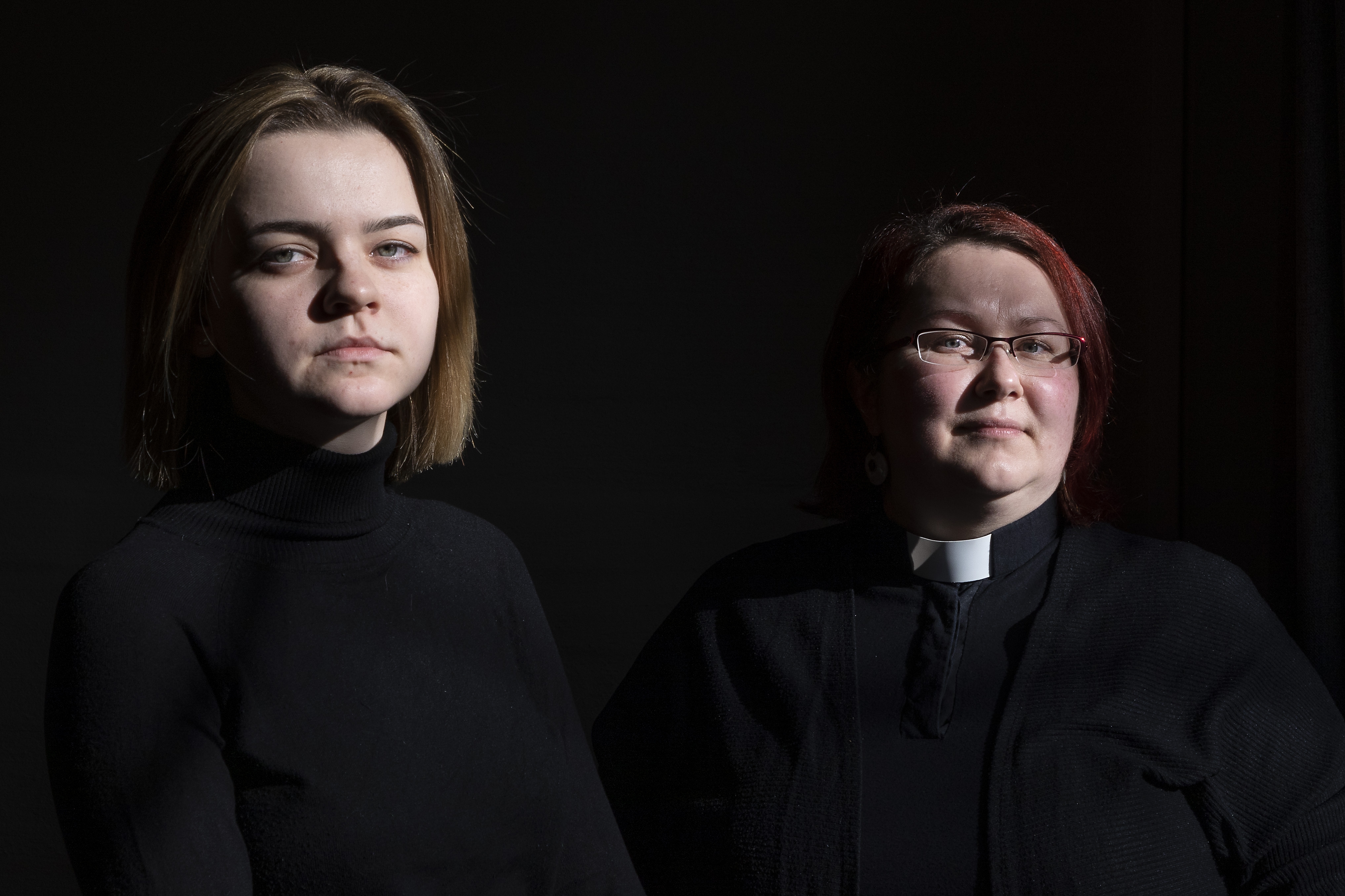 Tatiana Butserka ja pappi Anna Lewing toivovat sodan loppuvan. Lewingin mukaan seurakuntalaisten päällimmäinen tunne on järkytys.