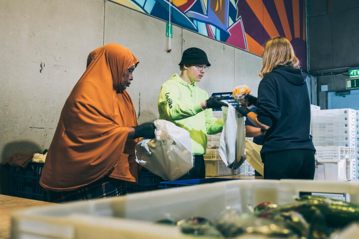 Pakkaamossa on rivakka työtahti. Näkymättömällä linjalla ahkeroivat Shariifo Hassan Nur, Karl Myller ja Hilla Juuti.