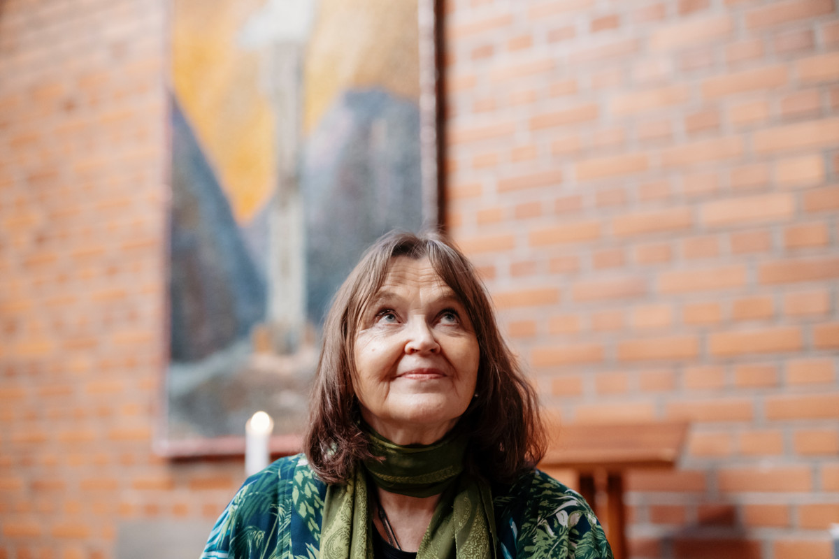 Anna-Mari Kaskinen on löytänyt yhteisön Roihuvuoren seura­kunnasta. Hänet kuvattiin Roihuvuoren kirkon kappelissa.