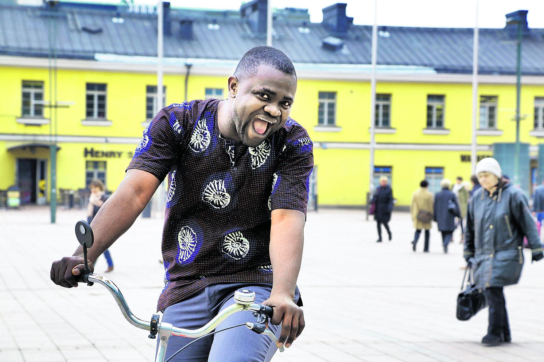 Vauhtia keskusteluun. Nigerialainen muusikko Olanrewaju Iwalehin kyydittää lähetystyökeskustelua tanssiryhmän kanssa ja esiintyy myös Lähetysjuhlien musiikkivideolla.