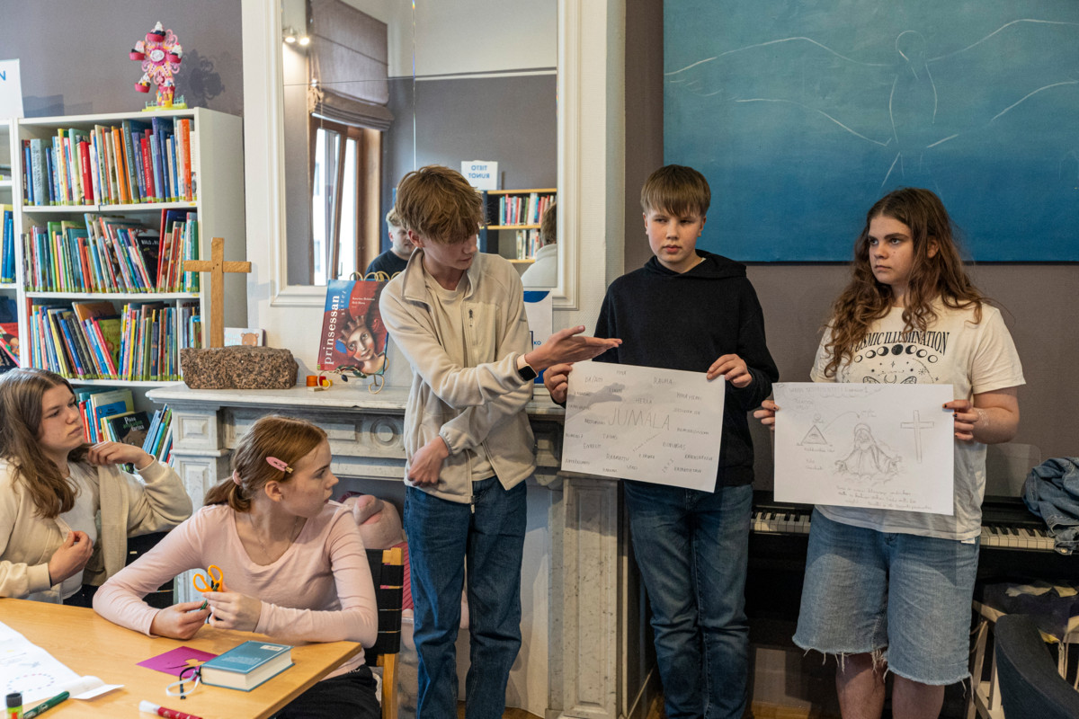 Laura Hauspie ja Elena Veijola seuraavat, kun Vilho Lempa, Kaapo Virtanen ja Elina François esittelevät ryhmätyönsä tuloksia. Kuva: Juha Roininen