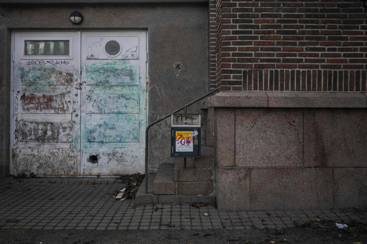 Suomessa kuoli viime vuonna huumeisiin 247 ihmistä, joista 40 oli alle 25-vuotiaita. Vuonna 2023 huumeisiin menehtyi ennätykselliset 310 ihmistä, joista 91 oli alle 25-vuotiaita. Kuvassa on huumeneulojen hävittämiseen tarkoitettu astia Helsingissä. Kuva Jonathan Nackstrand / Lehtikuva